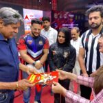 Preeti Jhangiani Instagram - Great shooting for an Independence Day special with the legend @therealkapildev for @abpnewstv coming on August 15th 2023 on the sets of @propanjaleague Wearing jacket by @justbillibyrashmichhabra styled by @avanticachaudhry Indra Gandhi Indoor Stadium Delhi