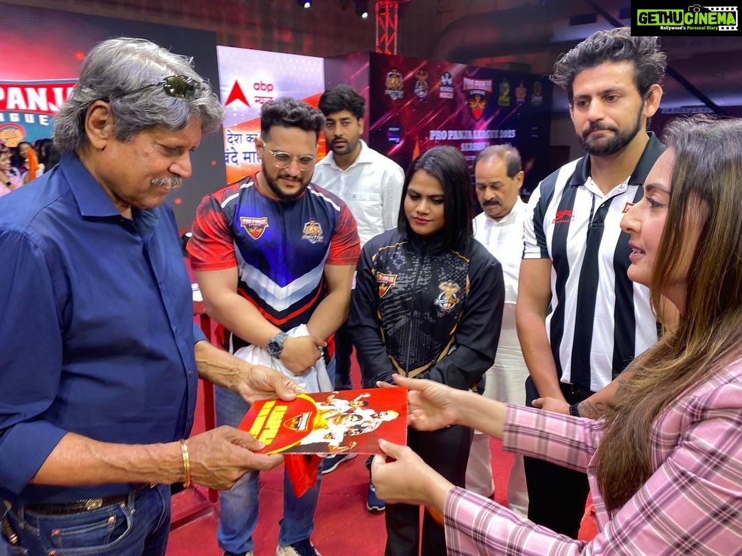Preeti Jhangiani Instagram - Great shooting for an Independence Day special with the legend @therealkapildev for @abpnewstv coming on August 15th 2023 on the sets of @propanjaleague Wearing jacket by @justbillibyrashmichhabra styled by @avanticachaudhry Indra Gandhi Indoor Stadium Delhi