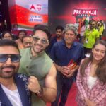 Preeti Jhangiani Instagram - Great shooting for an Independence Day special with the legend @therealkapildev for @abpnewstv coming on August 15th 2023 on the sets of @propanjaleague Wearing jacket by @justbillibyrashmichhabra styled by @avanticachaudhry Indra Gandhi Indoor Stadium Delhi