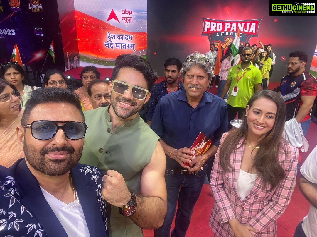 Preeti Jhangiani Instagram - Great shooting for an Independence Day special with the legend @therealkapildev for @abpnewstv coming on August 15th 2023 on the sets of @propanjaleague Wearing jacket by @justbillibyrashmichhabra styled by @avanticachaudhry Indra Gandhi Indoor Stadium Delhi