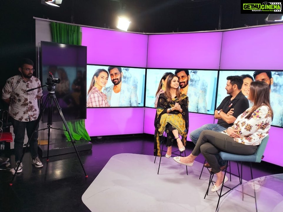 Preeti Jhangiani Instagram - Great time at the @abpnewstv studio with @_fauzianaaz_ and @jhangianipreeti talking about @propanjaleague coming July 28th on @sonysportsnetwork and @fancode #LagaPanja #BharatKaKhel #propanjaleague New Delhi