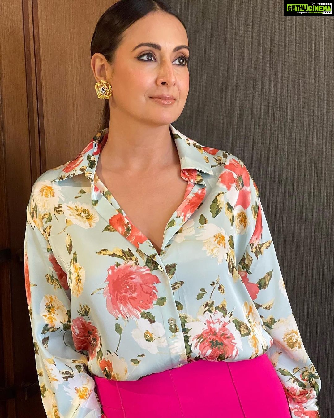 Preeti Jhangiani Instagram - Orange is the new black πͺ At the promotions of my new show #KAFAS airing on @sonylivindia directed by @sahil_insta_sangha @applausesocial @sameern @madibaent Make up @jyotiiadvani.artistry Hair @rekhahariyani26 Look 1: Styled by @style_tubbies Neck piece by @curiocottagejewelry Rings by @aquamarine_jewellery Look 2: Styled by @style_tubbies Jewellery by @aquamarine_jewellery Managed by @nikeeta_bhambhani #webseries #newshow #sonyliv #sonylivindia