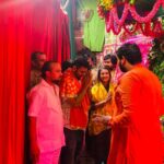Preeti Jhangiani Instagram - Amazing darshan at Banke Bihari Mandir at Vrindavan ! Thanks to Shri Shri Tulsi Maharaj Ji 🙏 Radhe Radhe 🙏 @dabasparvin @harsharaisinghaney @shrikant_warankar