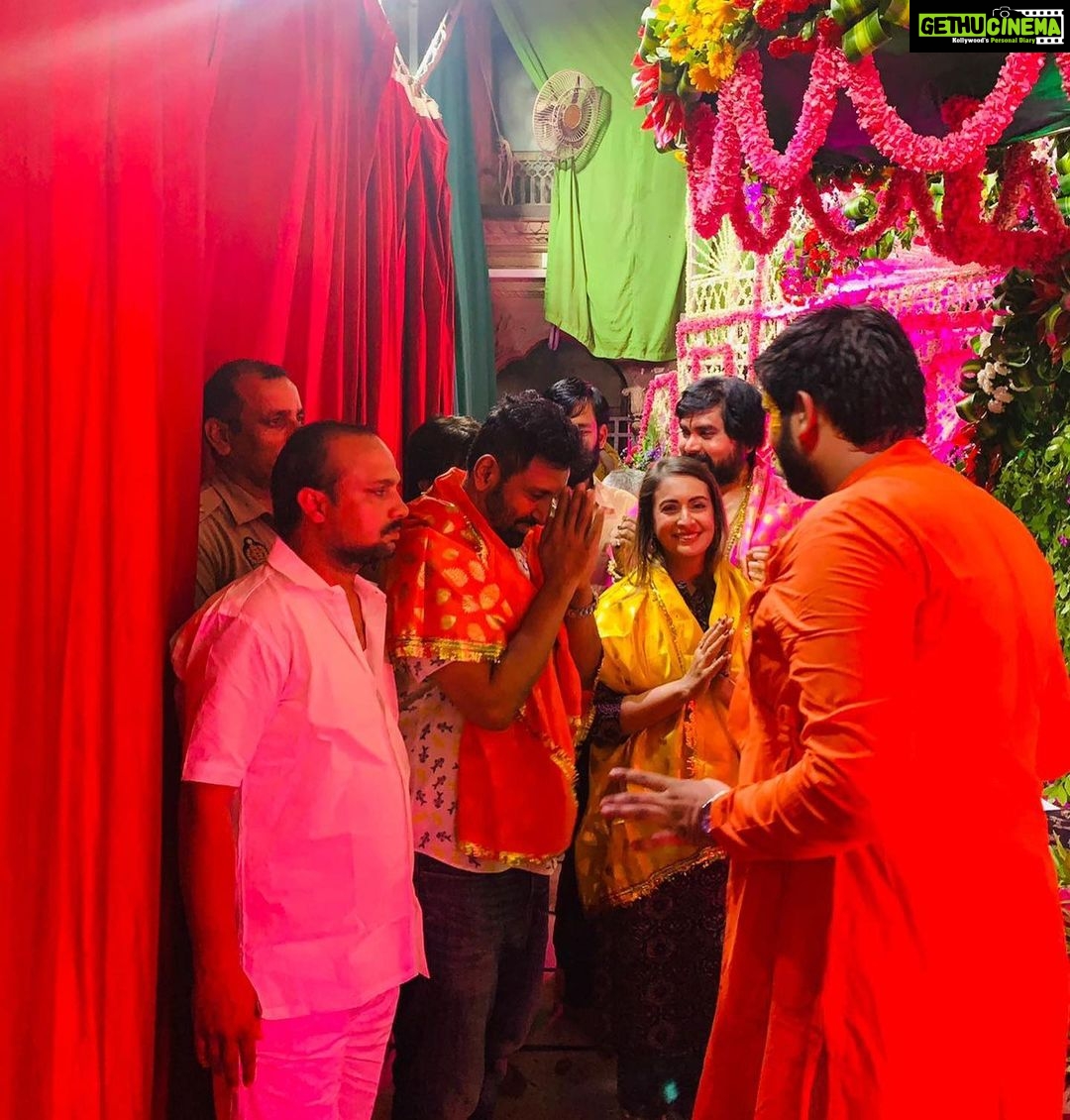Preeti Jhangiani Instagram - Amazing darshan at Banke Bihari Mandir at Vrindavan ! Thanks to Shri Shri Tulsi Maharaj Ji 🙏 Radhe Radhe 🙏 @dabasparvin @harsharaisinghaney @shrikant_warankar