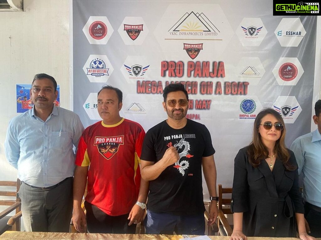 Preeti Jhangiani Instagram - At the Press Con for @propanjaleague ‘Mega Match on a Boat’ …happening in Bhopal this eve! With @jhangianipreeti , Mr Arun Sharma of @surbhisecurityservices Sponsor of the event and @advtariqbhopal Gen Sec mparmwrestling Bhopal, Madhya Pradesh