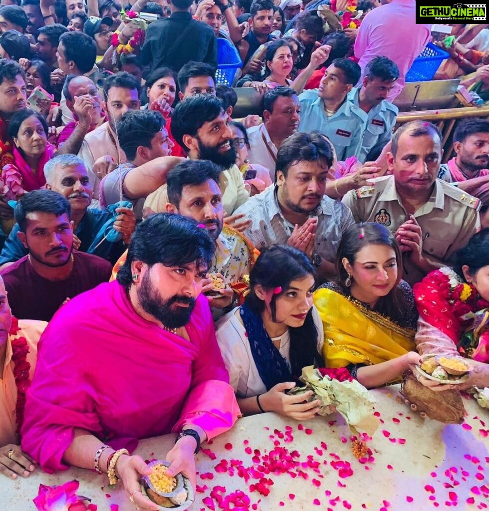 Preeti Jhangiani Instagram - Amazing darshan at Banke Bihari Mandir at Vrindavan ! Thanks to Shri Shri Tulsi Maharaj Ji 🙏 Radhe Radhe 🙏 @dabasparvin @harsharaisinghaney @shrikant_warankar