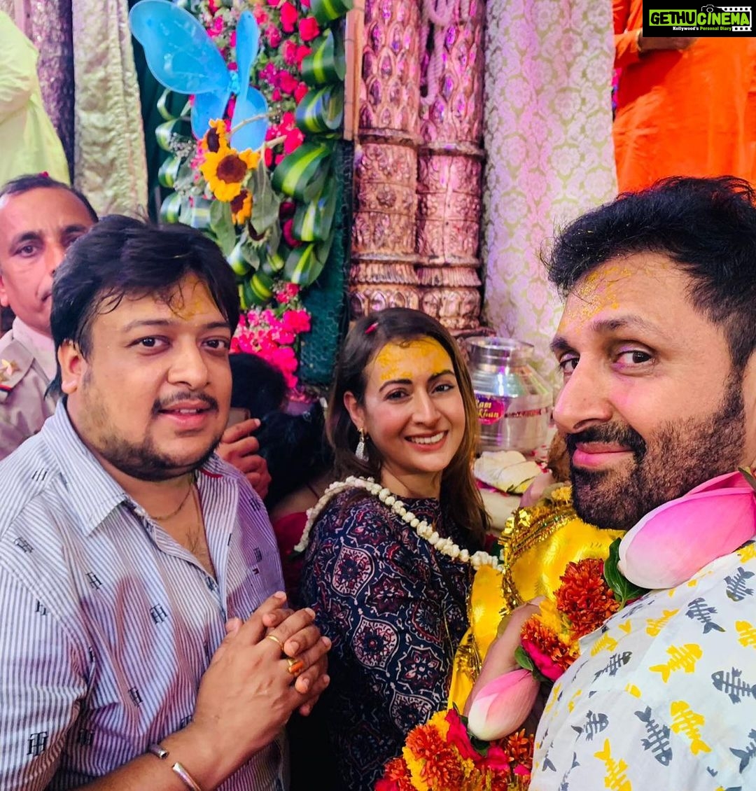Preeti Jhangiani Instagram - Amazing darshan at Banke Bihari Mandir at Vrindavan ! Thanks to Shri Shri Tulsi Maharaj Ji 🙏 Radhe Radhe 🙏 @dabasparvin @harsharaisinghaney @shrikant_warankar