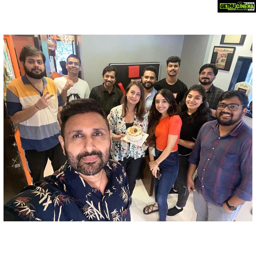 Preeti Jhangiani Instagram - Birthday Celebrations with the whole team! 🎂✨ @jhangianipreeti @dabasparvin @propanjaleague #preetijhangiani #birthdaygirl #birthday #happybirthday #birthdaywishes #birthdaycake #bollywood #bollywoodupdates #bosslady #birthdaycelebration #propanjaleague #swenentertainment