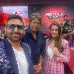 Preeti Jhangiani Instagram - Great shooting for an Independence Day special with the legend @therealkapildev for @abpnewstv coming on August 15th 2023 on the sets of @propanjaleague Wearing jacket by @justbillibyrashmichhabra styled by @avanticachaudhry Indra Gandhi Indoor Stadium Delhi
