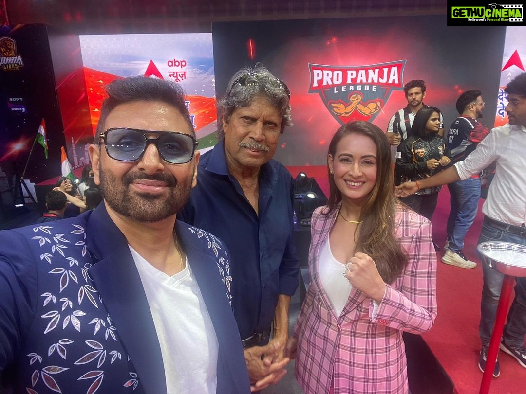 Preeti Jhangiani Instagram - Great shooting for an Independence Day special with the legend @therealkapildev for @abpnewstv coming on August 15th 2023 on the sets of @propanjaleague Wearing jacket by @justbillibyrashmichhabra styled by @avanticachaudhry Indra Gandhi Indoor Stadium Delhi