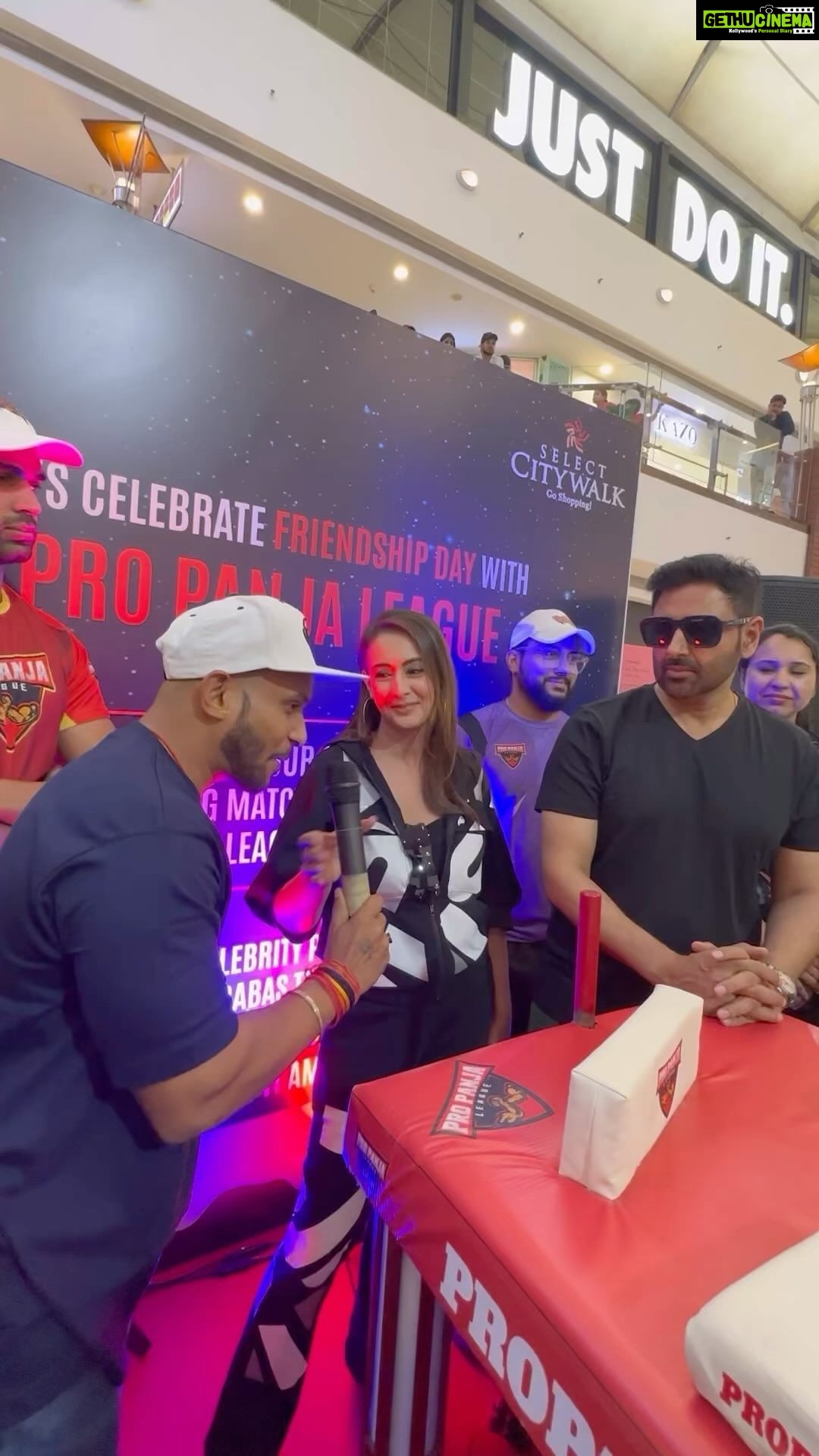 Preeti Jhangiani Instagram - Thank you @selectcitywalk for such an amazing time! Loved interacting with all the shoppers and challenging everyone to a game of Panja with our some of our super champs! Watch the @propanjaleague everyday Live only on @sonysportsnetwork ! @dabasparvin #lagapanja #bharatkakhel #selectcitywalk #selectcitywalkmall