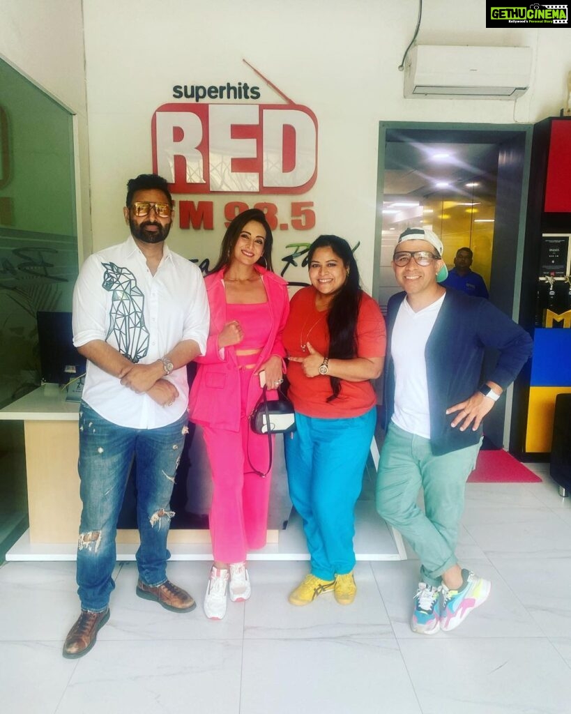 Preeti Jhangiani Instagram - @redfmindia bajate raho !!! Great time at the Red Fm office in Delhi! Thanks for coming on-board @propanjaleague as radio partners ✌🏻 PPL now on @sonysportsnetwork til August 13th #LagaPanja #BharatKaKhel New Delhi