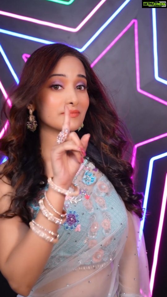 Preetika Rao Instagram - What Jhumka ??? As Filmy as it gets ;) . . . . #whatjhumka #jhumkagirare #jhumkasong #preetikarao #trendingreels #trendingsongs #explorepage