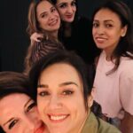 Preity Zinta Instagram - Chillin like villains 🤩 Nothing like time tested friendships ! So much freedom to laugh, chat & be crazy without any judgement or any agenda. Love my girls #girlfriends #nightout #ting 😍 Mumbai - मुंबई