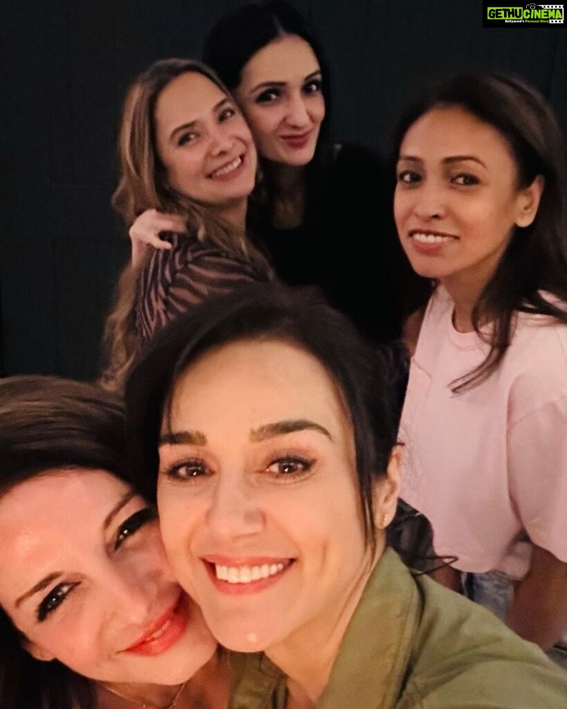 Preity Zinta Instagram - Chillin like villains 🤩 Nothing like time tested friendships ! So much freedom to laugh, chat & be crazy without any judgement or any agenda. Love my girls #girlfriends #nightout #ting 😍 Mumbai - मुंबई