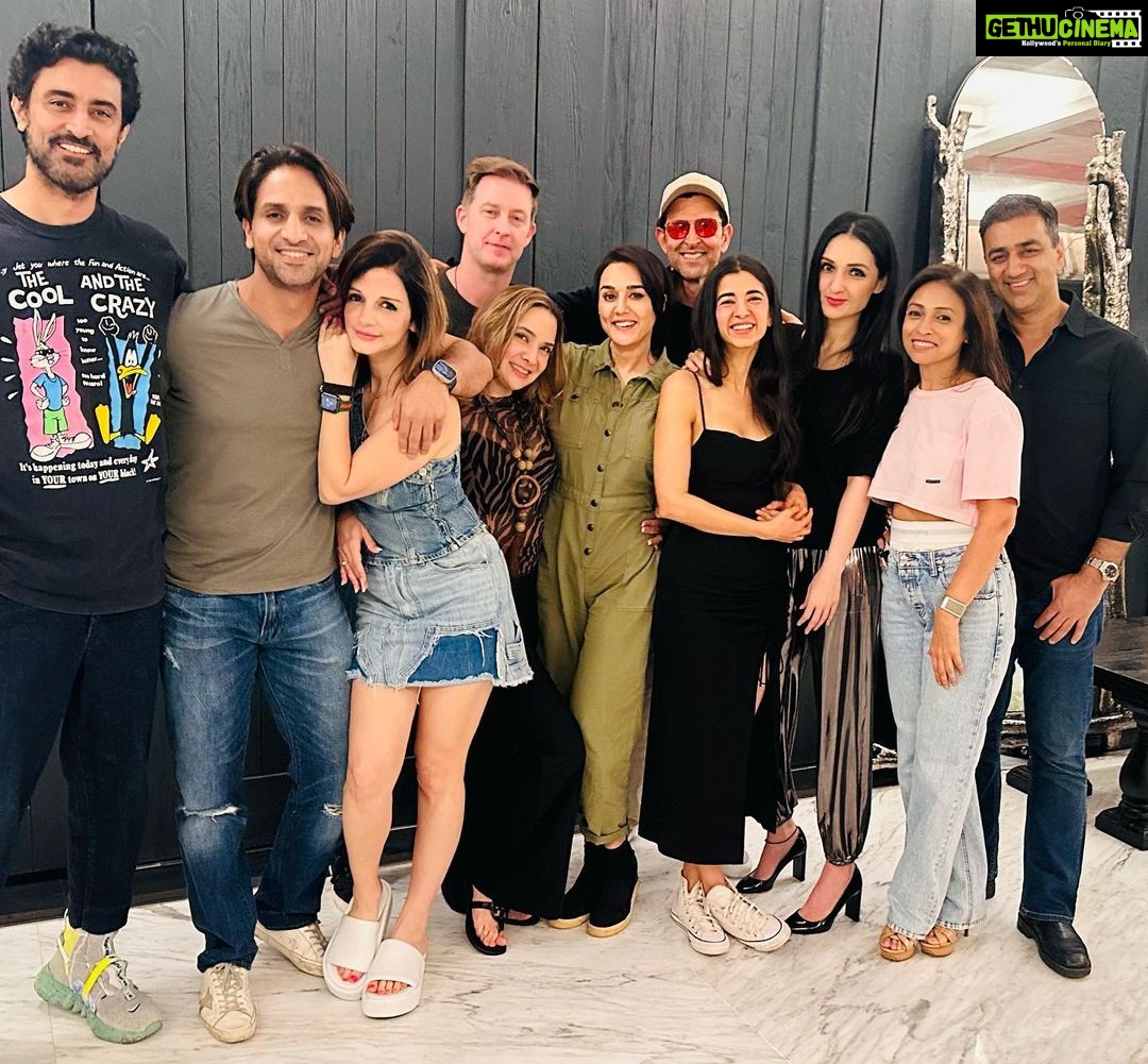 Preity Zinta Instagram - Friday night fever with these mad hatters 😍 #friendslikefamily #nightout #aboutlastnight #ting ❤️ Mumbai - मुंबई