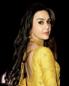 Preity Zinta Instagram - Weekend in Atlanta ❤️ #desivibe #womenscharity #ting.  Outfit - @fashionbyrohini  Hair - Saher Bano.  Make up - By me 🤩 📸 Digital Touch Int.