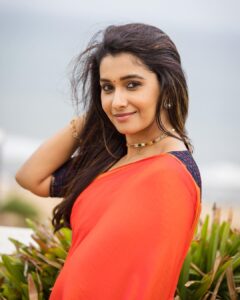 Priya Bhavani Shankar Instagram - This lovely team 🌞

PC @arunprasath_photography 
HMU @mua_vijisharath 
Blouse @razak_creations 
Accessories @rimliboutique