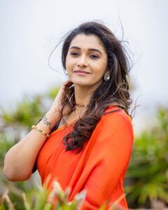 Priya Bhavani Shankar Instagram - This lovely team 🌞

PC @arunprasath_photography 
HMU @mua_vijisharath 
Blouse @razak_creations 
Accessories @rimliboutique
