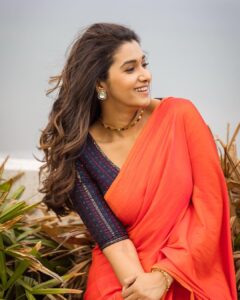 Priya Bhavani Shankar Instagram - This lovely team 🌞

PC @arunprasath_photography 
HMU @mua_vijisharath 
Blouse @razak_creations 
Accessories @rimliboutique