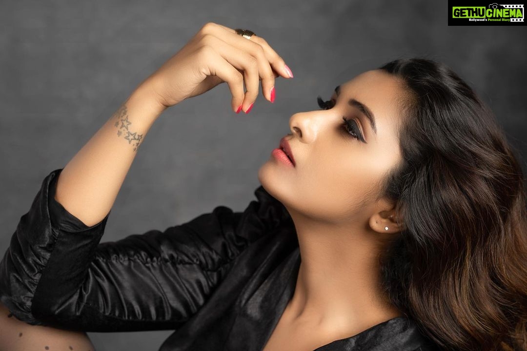 Priya Bhavani Shankar Instagram - Black 🖤 @priyabhavanishankar ✨💯 . . . Styled by @anushaa13 Outfit @fashion.reboot HMU @makeupmaliksam . #priyabhavanishankar #actress #hosteldays #thiruchitrambalam #black #bondgirl #photoshoot #celebrity #monster #mafia #indian2 #kollywood #tollywood #mollywood #bollywood #movie #chennai #tamilnadu #ohmanapenne #weekendvibes #trending #picoftheday #trendingnow #arunprasathphotography ❤️