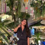 Priya Varrier Instagram - Dream come true with my forever favourites!💋 Thank you @pickyourtrail for always making my vacations the best and @banyantreebangkok for your hospitality.The saffron dinner cruise was something else🤩 #pickyourtrail #hasslefreeholidays #banyantreebangkok #saffroncruisebybanyantree PS: My shimmery outfit is from @western_lady_ styled by @ashna_aash_ Banyan Tree Bangkok