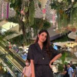 Priya Varrier Instagram - Dream come true with my forever favourites!💋 Thank you @pickyourtrail for always making my vacations the best and @banyantreebangkok for your hospitality.The saffron dinner cruise was something else🤩 #pickyourtrail #hasslefreeholidays #banyantreebangkok #saffroncruisebybanyantree PS: My shimmery outfit is from @western_lady_ styled by @ashna_aash_ Banyan Tree Bangkok