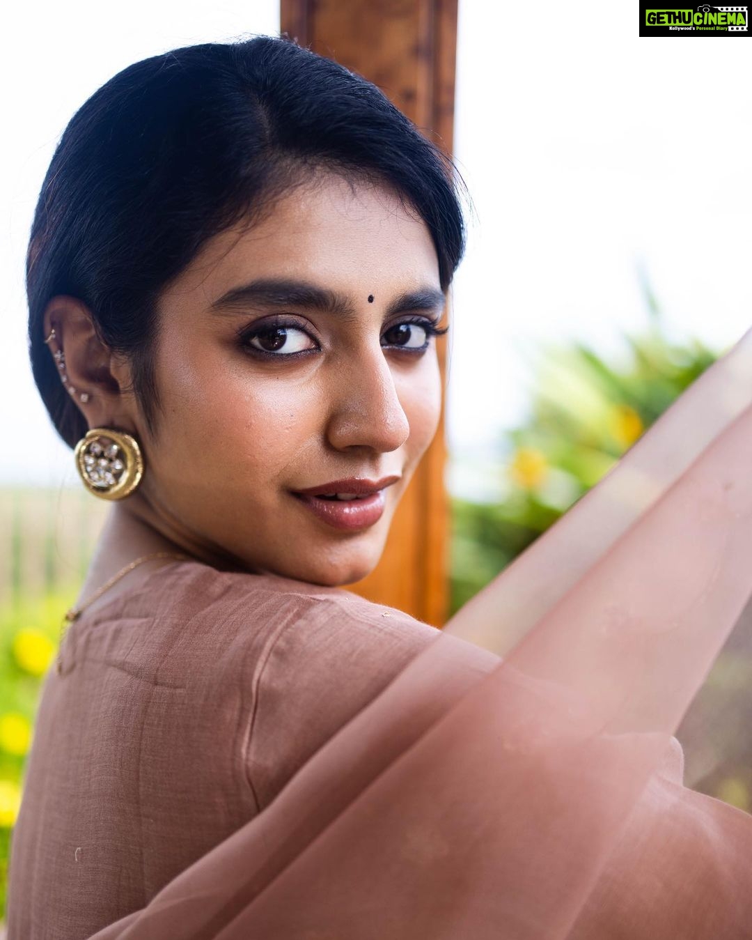 Priya Varrier Instagram - “सुनहरी हवा”🪶 Wearing: @silpaa.in Styling: @styledbysmiji Photography: @premsampaul HMU: @neethu_makeupartist Styling asst: @siraj_saleem_