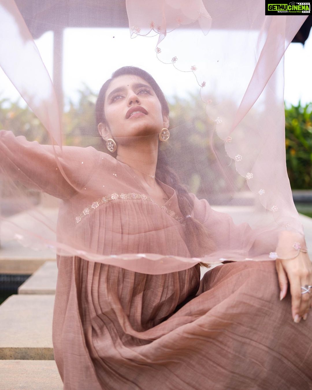 Priya Varrier Instagram - “सुनहरी हवा”🪶 Wearing: @silpaa.in Styling: @styledbysmiji Photography: @premsampaul HMU: @neethu_makeupartist Styling asst: @siraj_saleem_