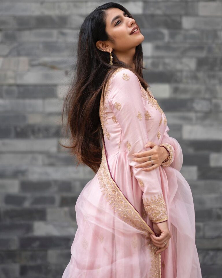 Priya Varrier Instagram - “गुलाबी डोरी है बंधी ये चोरी है”💗 Styling: @styledbysmiji Photography: @picstory_josecharles Wearing: @jigarmaliofficial Jewellery: @osvagindia