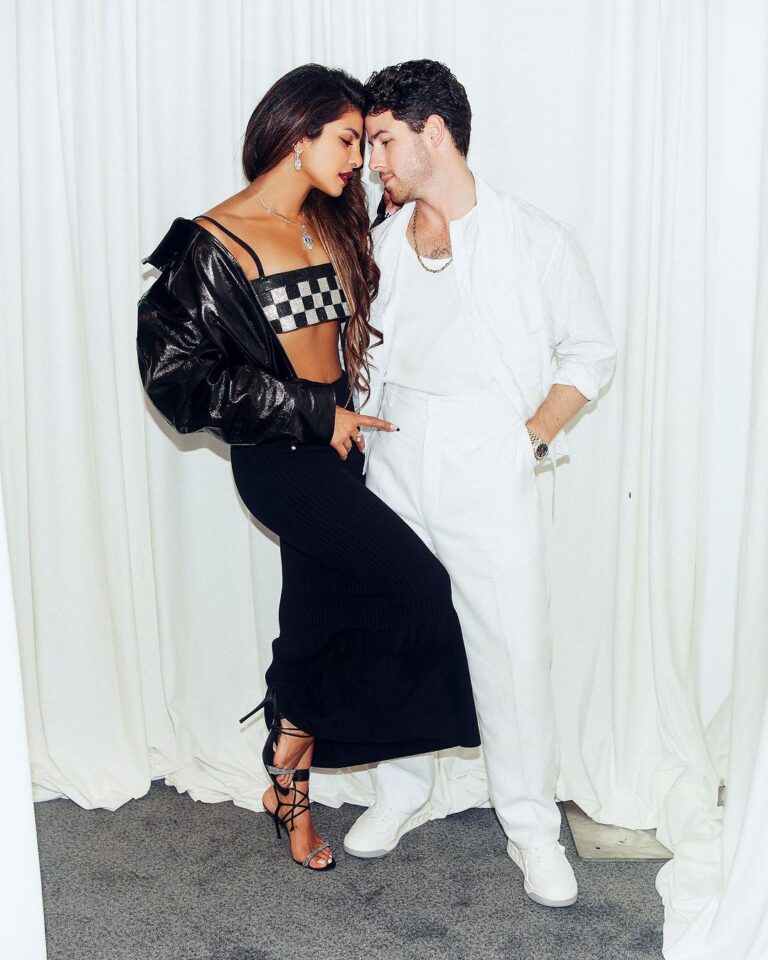Priyanka Chopra Instagram - You are a magnet @nickjonas MM and I are so lucky to have you❤️ Congratulations on the start of an incredible tour. You’re all in for a huge ride! Let’s gooooo! Great job JB team the Band, the crew. The show was seamless and awe inspiring. Round 2 tonight! ❤️🙏🏽👏💪🏽 📸 : @nicolasgerardin Yankee Stadium
