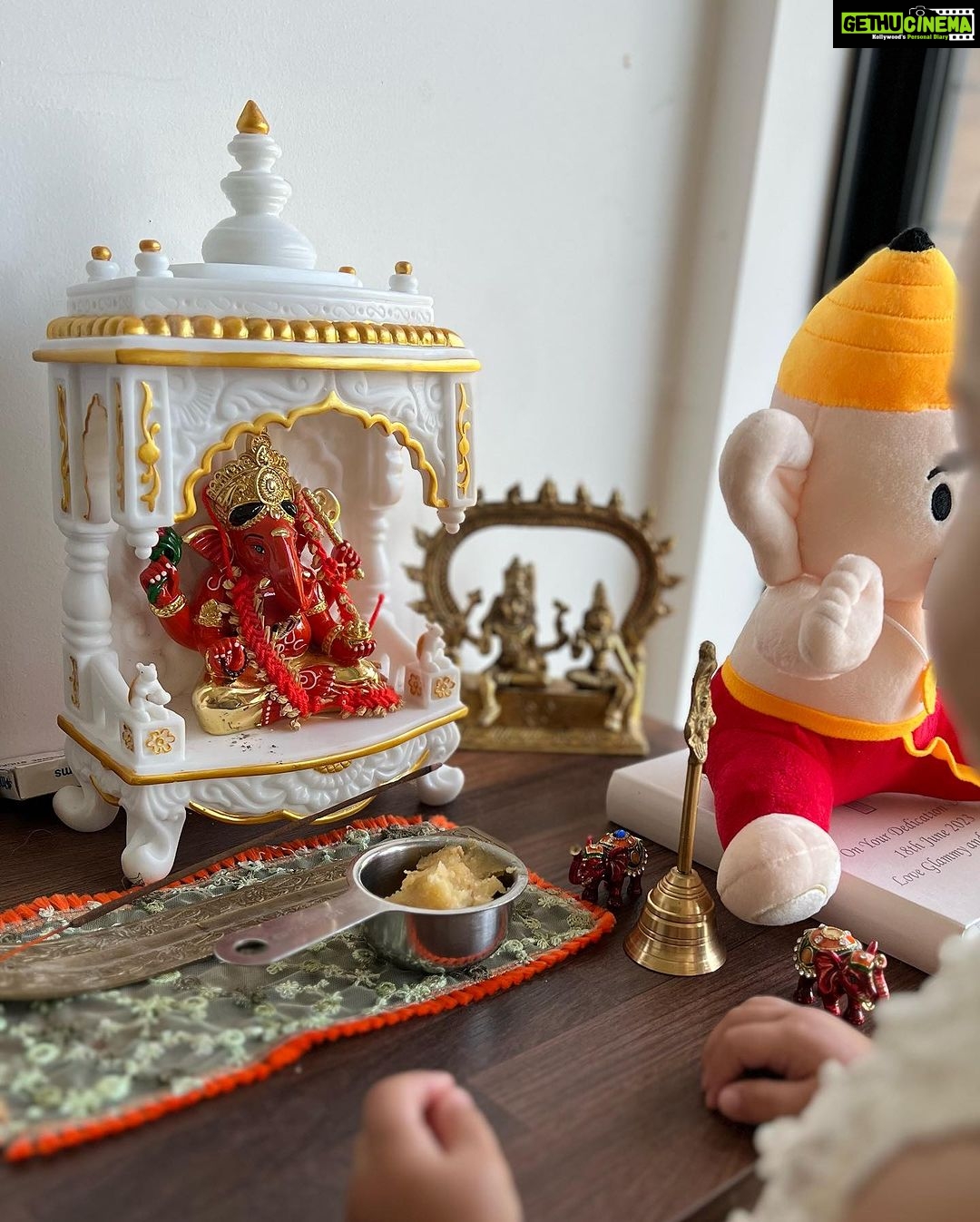 Priyanka Chopra Instagram - A girl and her Ganpati😍 Always with us.. wherever we go.. #ganpatibappamorya 🙏🏽 #ganeshchaturthi Los Angeles, California