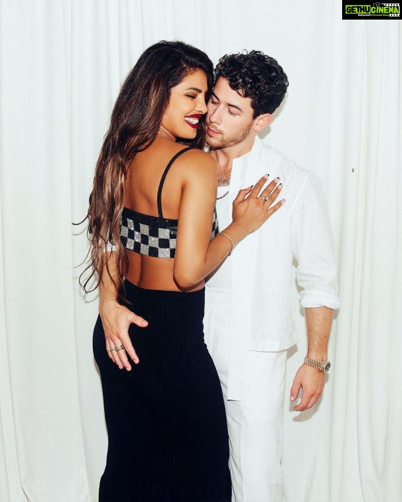 Priyanka Chopra Instagram - You are a magnet @nickjonas MM and I are so lucky to have you❤ Congratulations on the start of an incredible tour. You’re all in for a huge ride! Let’s gooooo! Great job JB team the Band, the crew. The show was seamless and awe inspiring. Round 2 tonight! ❤🙏🏽👏💪🏽 📸 : @nicolasgerardin Yankee Stadium
