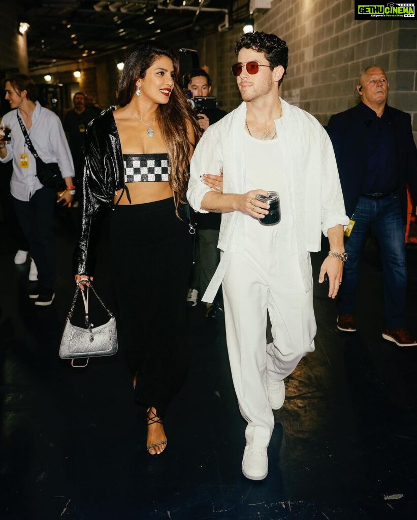 Priyanka Chopra Instagram - You are a magnet @nickjonas MM and I are so lucky to have you❤️ Congratulations on the start of an incredible tour. You’re all in for a huge ride! Let’s gooooo! Great job JB team the Band, the crew. The show was seamless and awe inspiring. Round 2 tonight! ❤️🙏🏽👏💪🏽 📸 : @nicolasgerardin Yankee Stadium