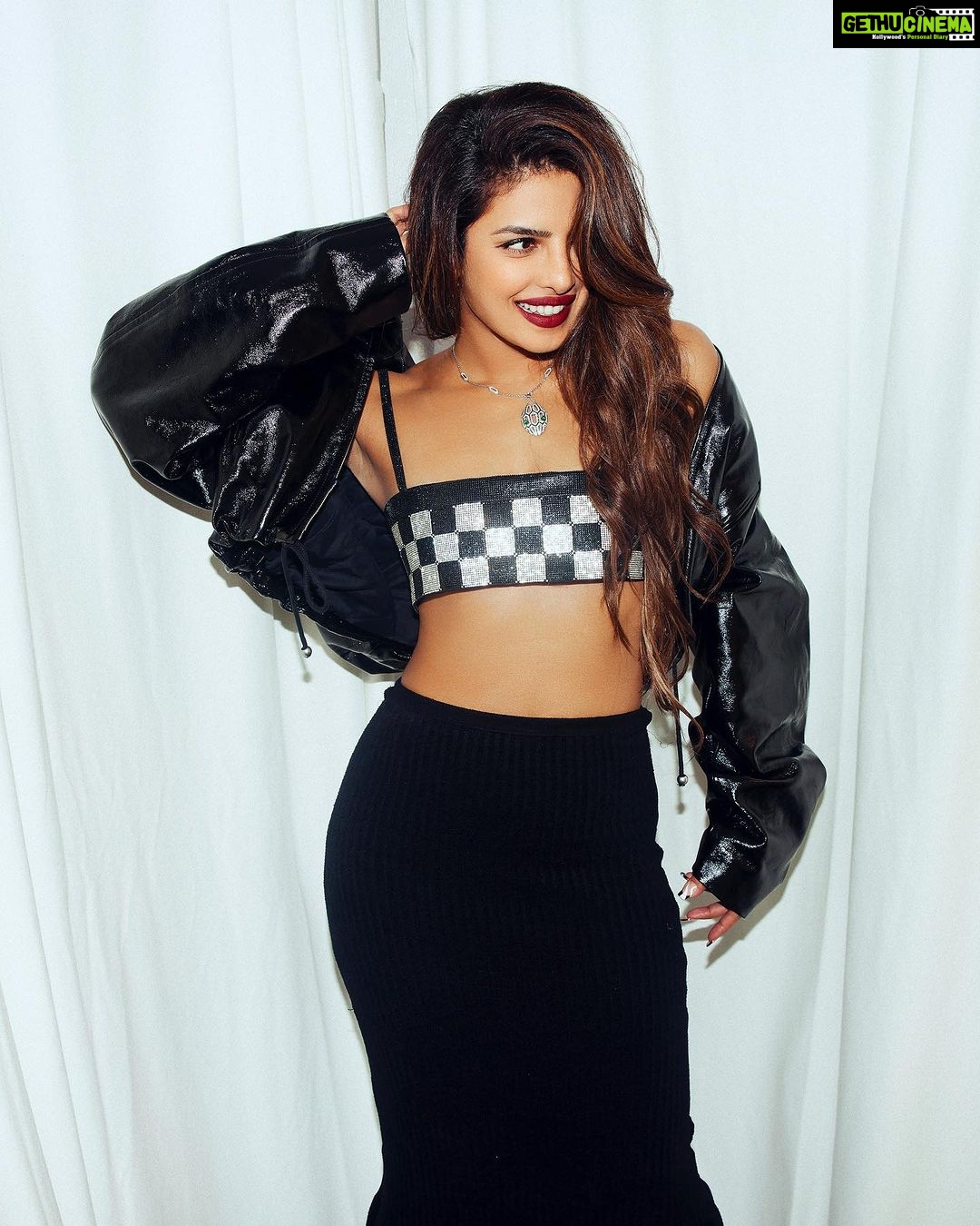 Priyanka Chopra Instagram - You are a magnet @nickjonas MM and I are so lucky to have you❤️ Congratulations on the start of an incredible tour. You’re all in for a huge ride! Let’s gooooo! Great job JB team the Band, the crew. The show was seamless and awe inspiring. Round 2 tonight! ❤️🙏🏽👏💪🏽 📸 : @nicolasgerardin Yankee Stadium