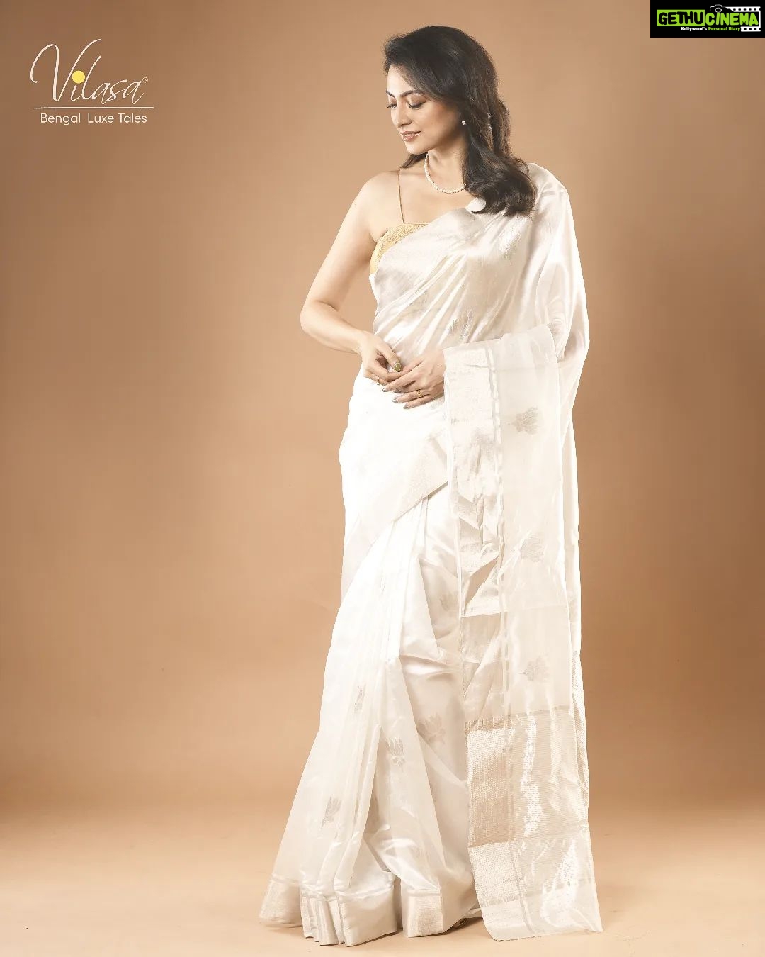 Priyanka Mondal Instagram - Unveiling our first lot of festive PUJA edit: Exquisite handwoven Chanderi silks right from the heart of Chanderi village in Madhya Pradesh, painstakingly woven to perfection by master weavers! This is a pure handwoven white chanderi with lotus motif all over the body! Thanks @priyankamondalofficial for being our muse #chanderi #chanderisilk #saristyle #saris #sarees #handloomsaree #handwovensarees #weavetales