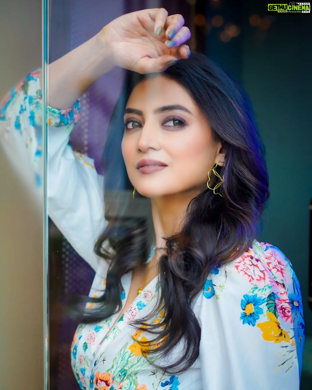 Priyanka Mondal Instagram - With Glass Or Without Glass š Photography : @argha_giri Wardrobe : @goindrilaofficial MUA : @dassourav3 Stylist : @debjanighoshofficial Location : @scrapyardofficial Managed By : @rudrakshprnads #photos #portraits #portraitphotography #explorepage #explore #foryou #follow #priyankamondalofficial #actor #actorslife #instadaily #instafashion #instagood #instagram SCRAPYARD