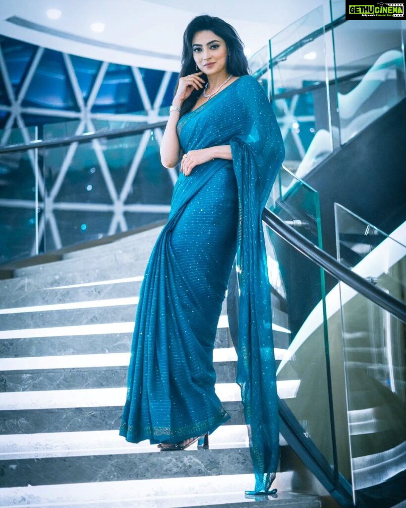 Priyanka Mondal Instagram - Saree Vibes 💙 📷 - @myself_suvam 🔗 - @rudrakshprnads #photos #photooftheday #portraits #sareelove #saree #sareefashion #fashionmodel #instafashion #instagood #instamood #trending #explorepage #foryou #kolkata #instagram JW Marriott Hotel Kolkata