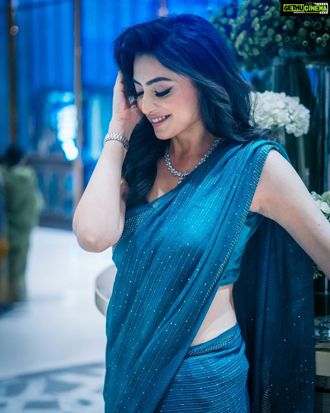 Priyanka Mondal Instagram - নীল রঙ ছিল ভীষন প্রিয় 💙💙 📷 - @myself_suvam 🔗 - @rudrakshprnads #photos #photooftheday #picoftheday #portraits #portraitphotography #trending #foryou #explorepage #instagood #sareefashion #fashionmodel #actor #instafashion #instagram #follow JW Marriott Hotel Kolkata