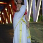 Priyanka Nair Instagram - വില്വാദ്രിയിൽ തുളസീദളം ചൂടാൻ‌വരും മേഘമായ് ശാലീനയായ് പൊന്നാതിരാപ്പൂതേടുമീ തെന്നലും നീയൊരുങ്ങുമമരരാത്രിയിൽ.. തിരുവരങ്ങിലമൃതവർഷമായ് പനിനീർതളിക്കുവാൻ ഇന്ദ്രദൂതുമായ് വന്നു.. 📷 @shalupeyad Mua - @_sumathefacechanger_ @kasavu_mall @davisvazhapilly #priyankanair #saree #festival #actress