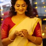 Priyanka Nair Instagram - എല്ലാവർക്കും അവിട്ടം ദിന ആശംസകൾ 😍 📷 @shalupeyad Mua - @_sumathefacechanger_ Costume - @kasavumall Edits - @capt.ragul_chandra #priyankanair #onam #keralatradition #festival