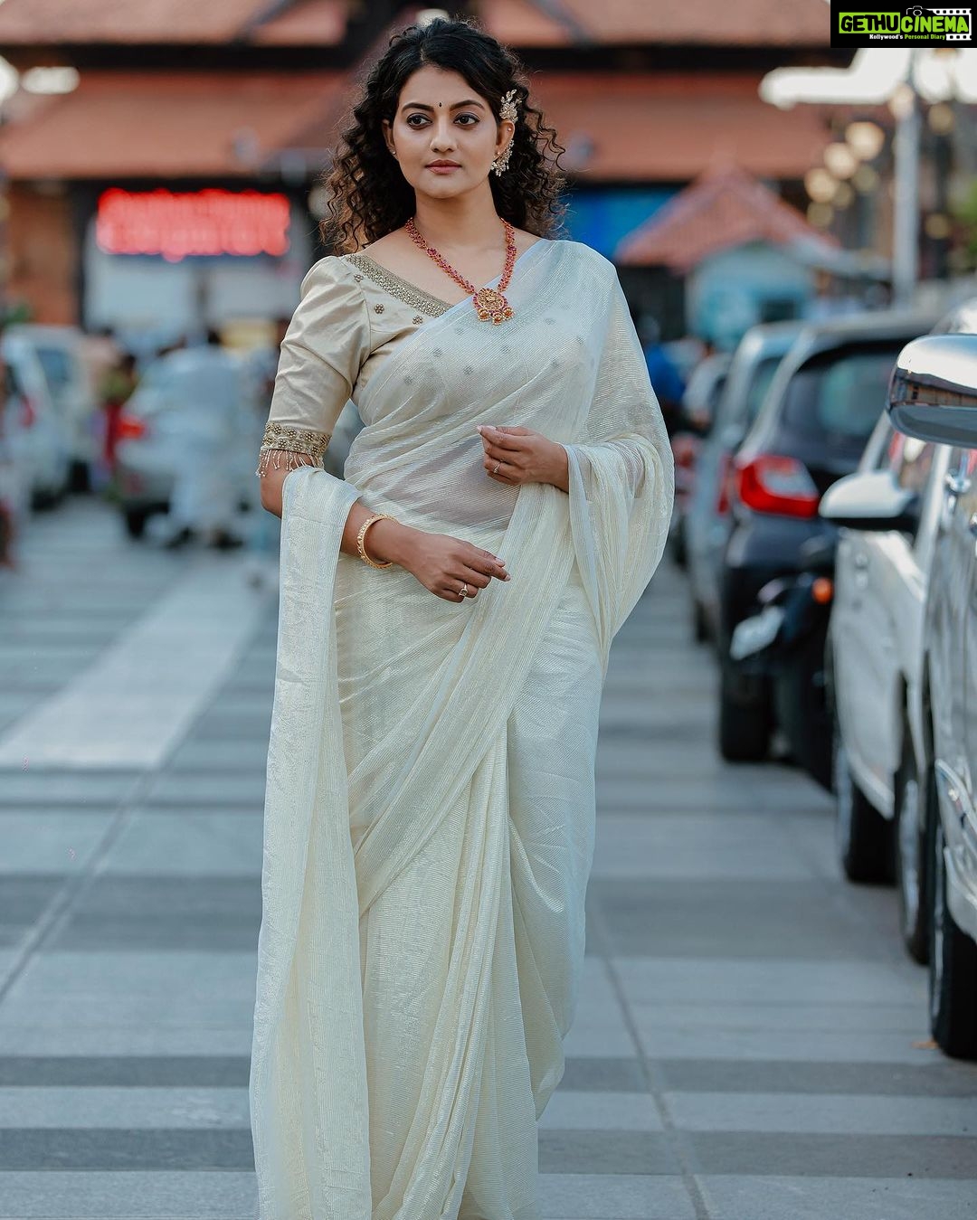 Priyanka Nair Instagram - ഏവർക്കും ഹൃദയം നിറഞ്ഞ തിരുവോണാശംസകൾ Photogrdphy - @shalupeyad Mua - @_sumathefacechanger_ Costume - @aanunobbyofficial Edit - @skd_kannan #thiruvonam #priyankanair #festival #trivandrumindian Padmanabha Swamy Temple, Thiruvananthapuram.