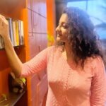 Priyanka Nair Instagram - ഒരു നറുപുഷ്പമായ് എൻ നേർക്കു നീളുന്ന മിഴിമുനയാരുടേതാവാം ഒരു മഞ്ജുഹർഷമായ് എന്നിൽ തുളുമ്പുന്ന നിനവുകളാരെയോർത്താവാം അറിയില്ലെനിക്കറിയില്ല പറയുന്നു സന്ധ്യതൻ മൗനം മൗനം #priyankanair #mekhamalhar #instareels #books