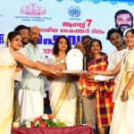 Priyanka Nair Instagram - Glimpses from National handloom day function conducted by State handloom department and IIHT Kannur . #nationalhandloomday #priyankanair #trivandrum #onam @prajeevofficial Saree - @kasavu_mall