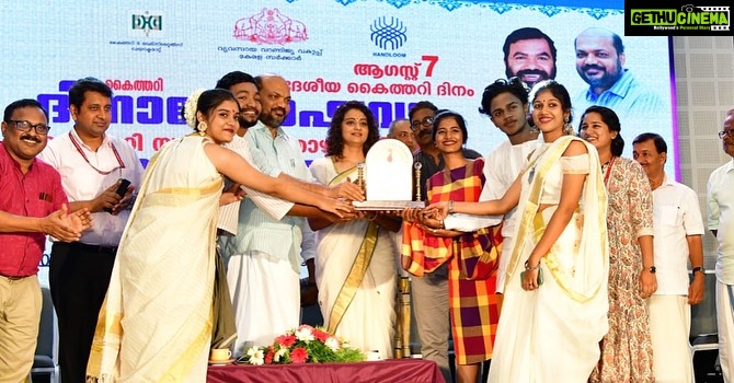 Priyanka Nair Instagram - Glimpses from National handloom day function conducted by State handloom department and IIHT Kannur . #nationalhandloomday #priyankanair #trivandrum #onam @prajeevofficial Saree - @kasavu_mall