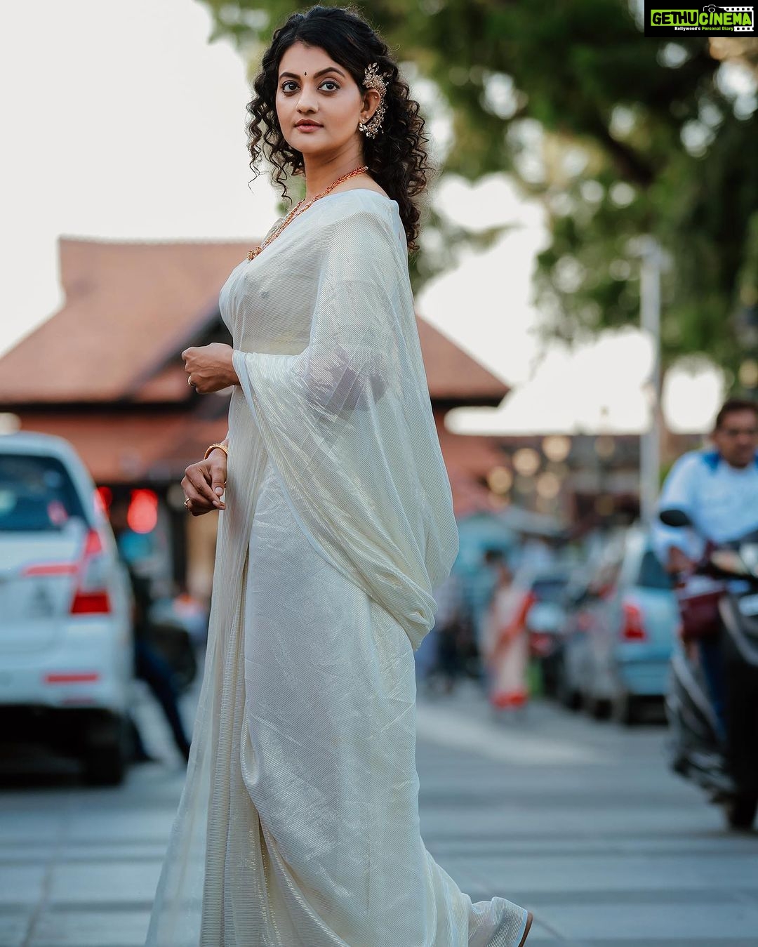 Priyanka Nair Instagram - ഏവർക്കും ഹൃദയം നിറഞ്ഞ തിരുവോണാശംസകൾ Photogrdphy - @shalupeyad Mua - @_sumathefacechanger_ Costume - @aanunobbyofficial Edit - @skd_kannan #thiruvonam #priyankanair #festival #trivandrum Padmanabha Swamy Temple, Thiruvananthapuram.