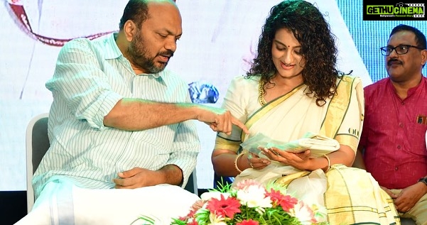 Priyanka Nair Instagram - Glimpses from National handloom day function conducted by State handloom department and IIHT Kannur . #nationalhandloomday #priyankanair #trivandrum #onam @prajeevofficial Saree - @kasavu_mall