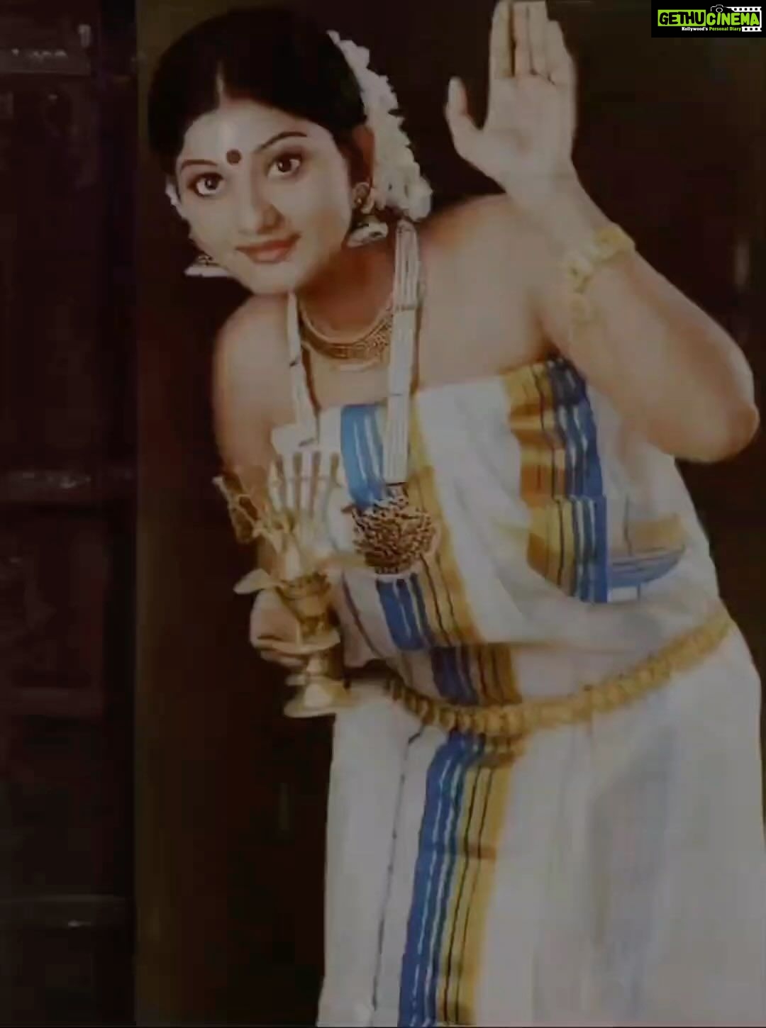 Priyanka Nair Instagram - Thank you @a.r.u.n_8 for finding this and bringing me to those beautiful moments .Loved it ☺️😍 MKeup and hairstyle - @renjurenjimar #priyankanair #memories #throwbacksunday #keralatradition