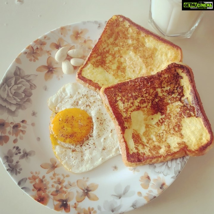 Priyanka Nalkari Instagram - #breakfast #withpandu #mylove #petlovers #favyummybreakfast #frenchtoast #sunnyside #soakedalmonds #buttermilk #cuteclick #happyhome #wifey #instagood #instadaily #instadaily #seetha #roja #actress #nalkarpriyanka
