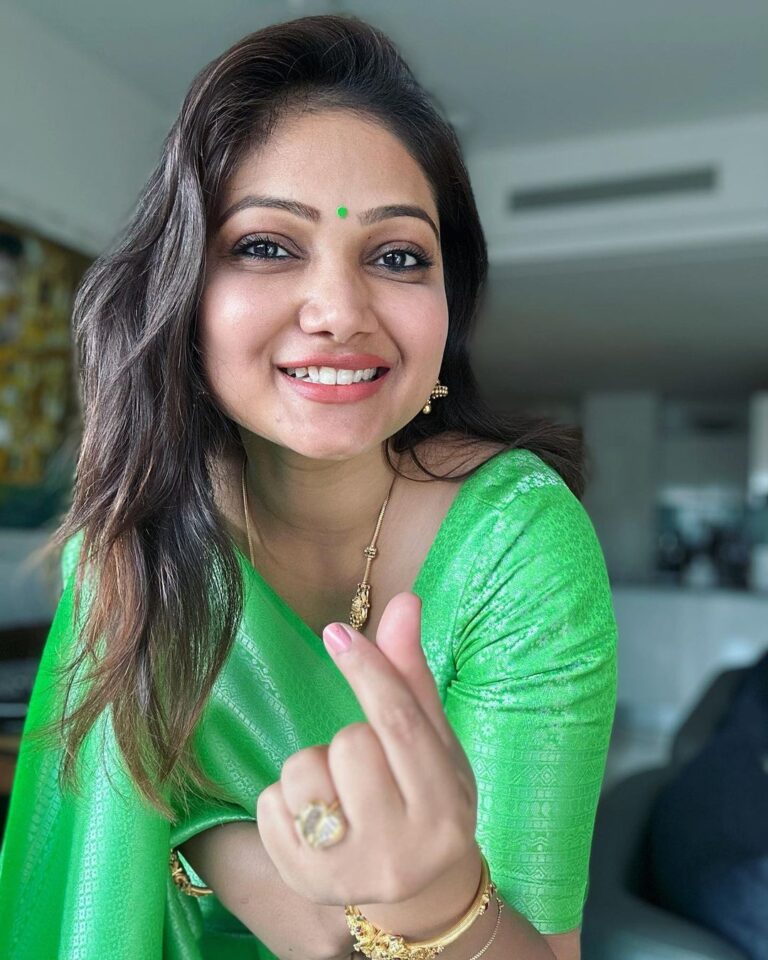 Priyanka Nalkari Instagram - Beautiful green saree 💚@srisaicollections9